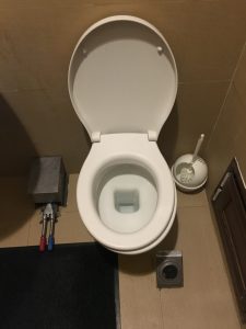 Italiaanse wc met voetpedaal om door te spoelen 