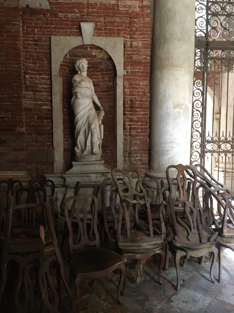 Afgedankte stoelen conservatorium Venetië