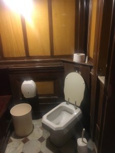 toilet villa Malfitano