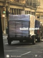 Vrachtwagen met wc-papier