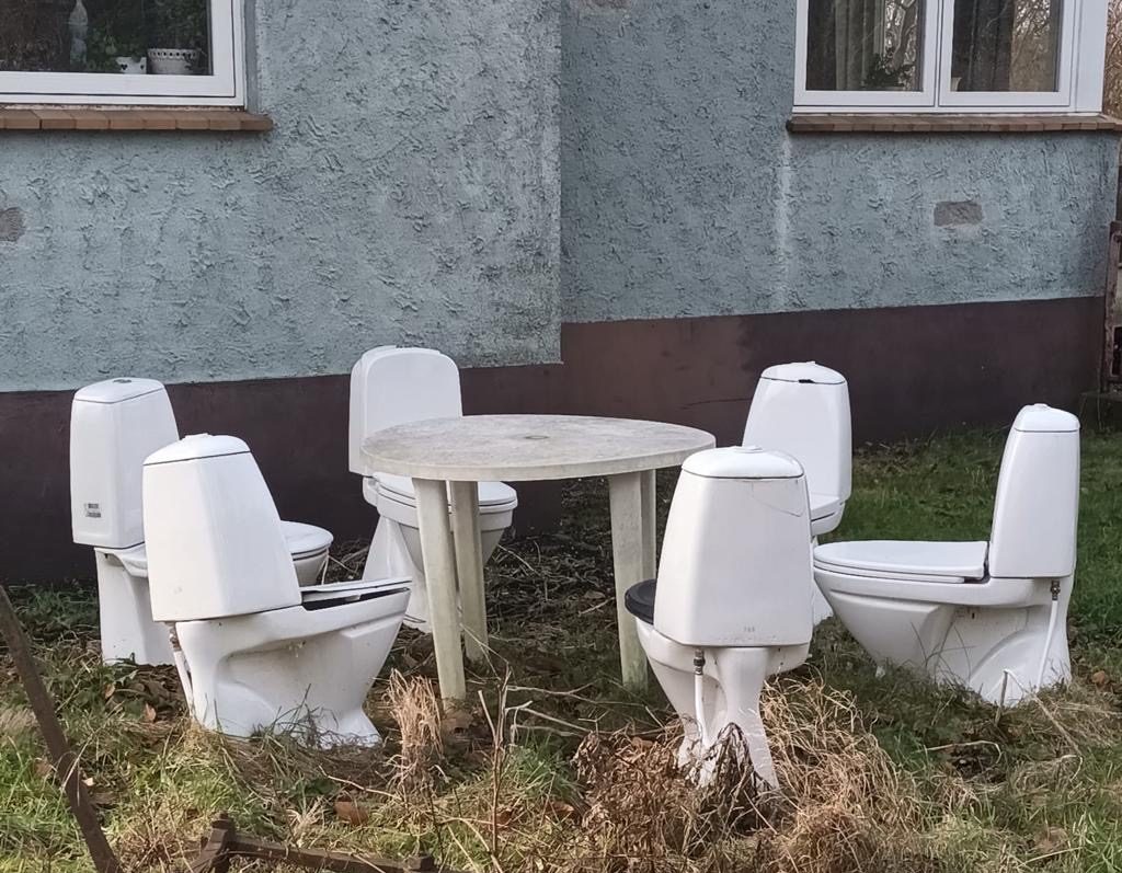 Tuinstoel met wc’s